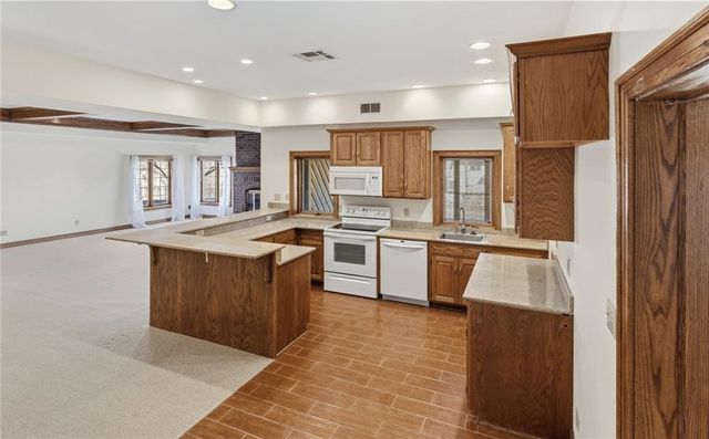 8461 Maplewood Lane, Lenexa, KS 66215