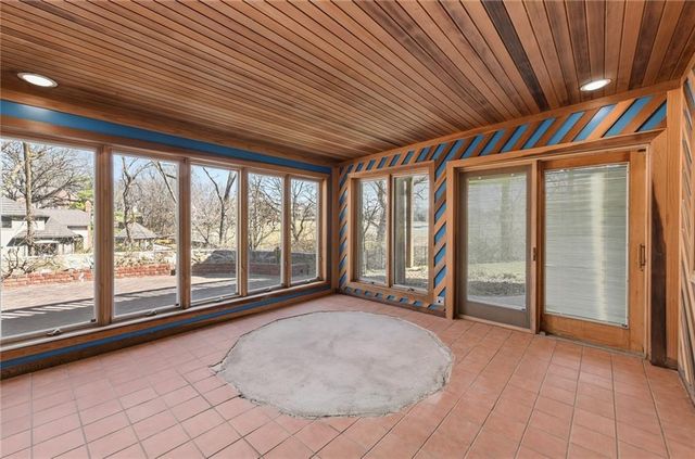 8461 Maplewood Lane, Lenexa, KS 66215