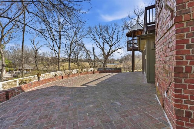 8461 Maplewood Lane, Lenexa, KS 66215