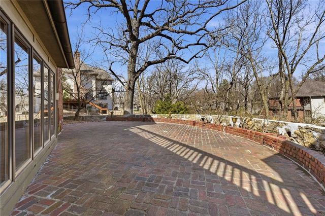 8461 Maplewood Lane, Lenexa, KS 66215