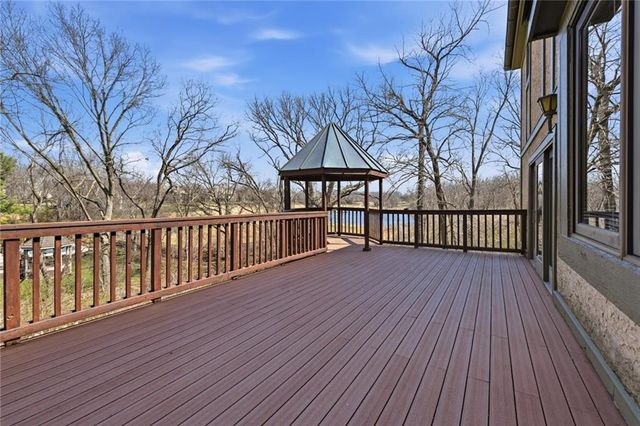 8461 Maplewood Lane, Lenexa, KS 66215