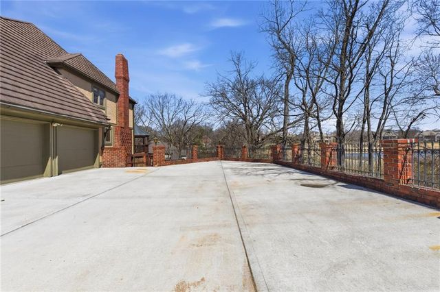 8461 Maplewood Lane, Lenexa, KS 66215