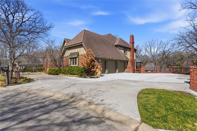 8461 Maplewood Lane, Lenexa, KS 66215