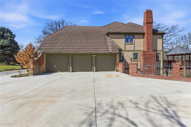 8461 Maplewood Lane, Lenexa, KS 66215