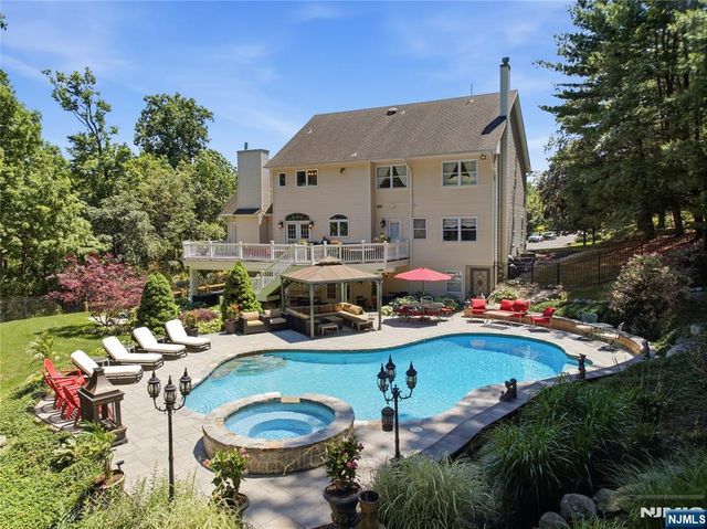 525 Kings Point Trail, Franklin Lakes, NJ 07417
