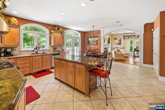 525 Kings Point Trail, Franklin Lakes, NJ 07417