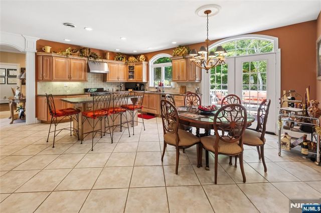 525 Kings Point Trail, Franklin Lakes, NJ 07417