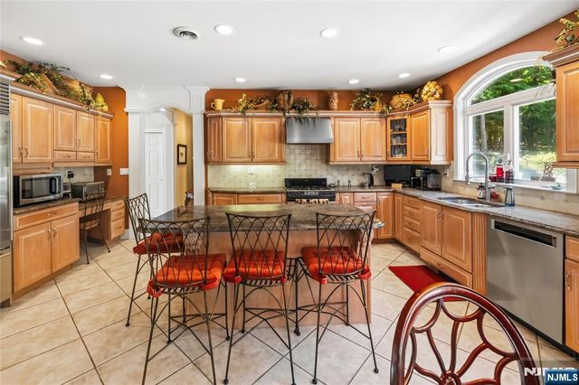525 Kings Point Trail, Franklin Lakes, NJ 07417
