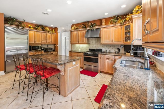 525 Kings Point Trail, Franklin Lakes, NJ 07417