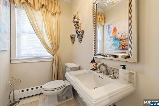 525 Kings Point Trail, Franklin Lakes, NJ 07417