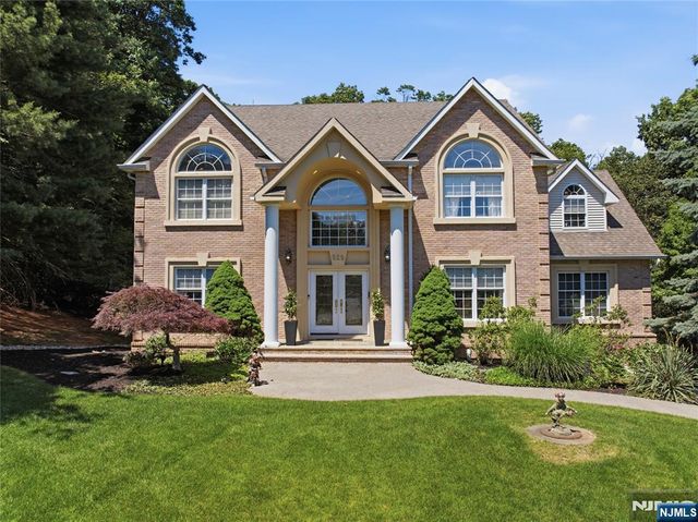 525 Kings Point Trail, Franklin Lakes, NJ 07417