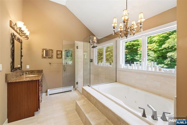 525 Kings Point Trail, Franklin Lakes, NJ 07417