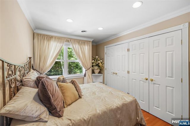 525 Kings Point Trail, Franklin Lakes, NJ 07417