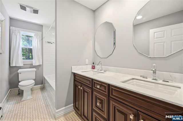 525 Kings Point Trail, Franklin Lakes, NJ 07417