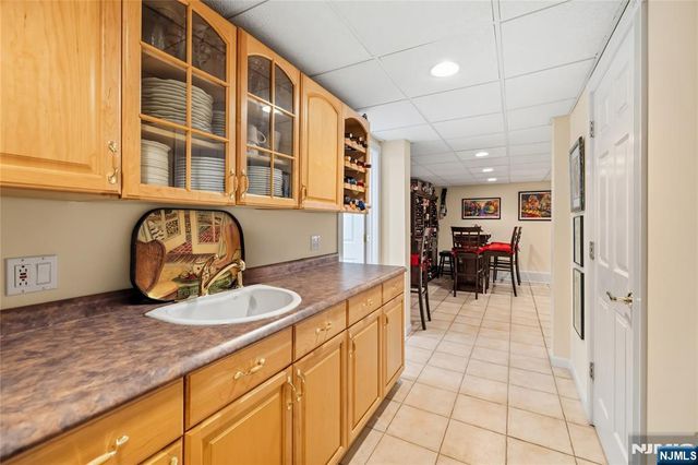 525 Kings Point Trail, Franklin Lakes, NJ 07417