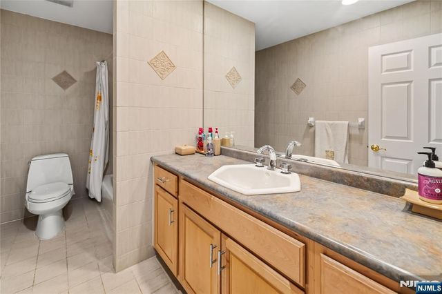 525 Kings Point Trail, Franklin Lakes, NJ 07417