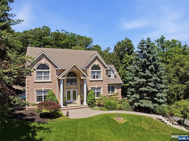 525 Kings Point Trail, Franklin Lakes, NJ 07417