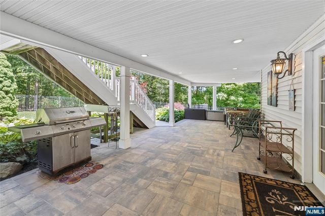 525 Kings Point Trail, Franklin Lakes, NJ 07417