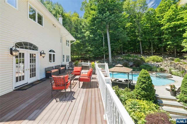 525 Kings Point Trail, Franklin Lakes, NJ 07417