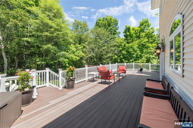 525 Kings Point Trail, Franklin Lakes, NJ 07417