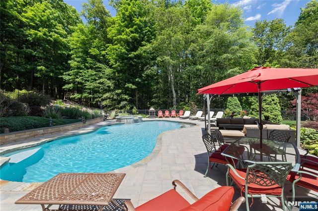 525 Kings Point Trail, Franklin Lakes, NJ 07417