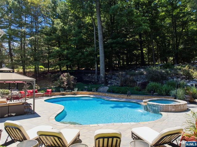 525 Kings Point Trail, Franklin Lakes, NJ 07417