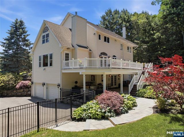 525 Kings Point Trail, Franklin Lakes, NJ 07417