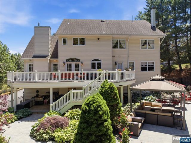 525 Kings Point Trail, Franklin Lakes, NJ 07417