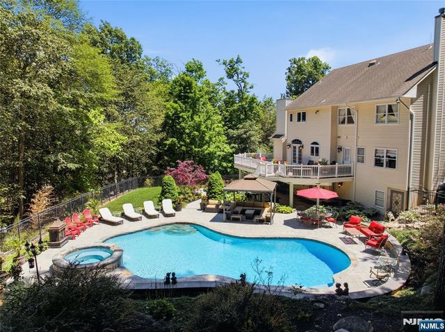 525 Kings Point Trail, Franklin Lakes, NJ 07417