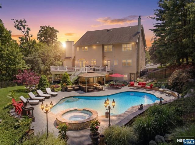 525 Kings Point Trail, Franklin Lakes, NJ 07417
