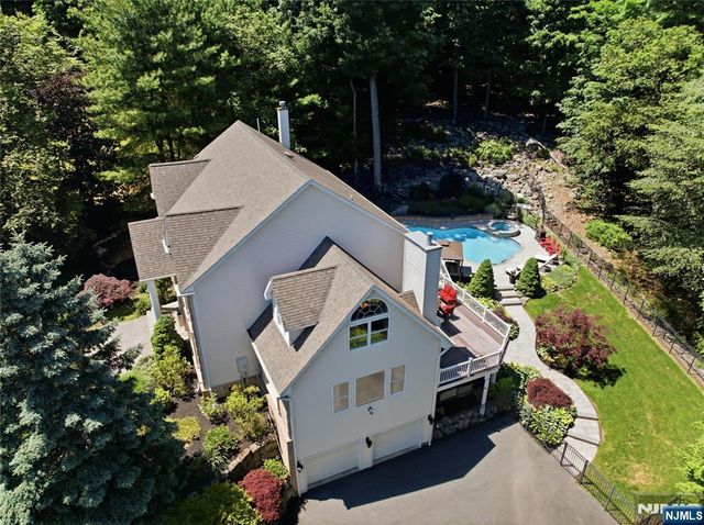 525 Kings Point Trail, Franklin Lakes, NJ 07417