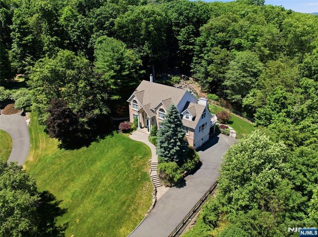525 Kings Point Trail, Franklin Lakes, NJ 07417