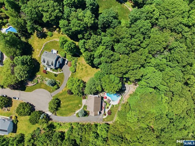 525 Kings Point Trail, Franklin Lakes, NJ 07417