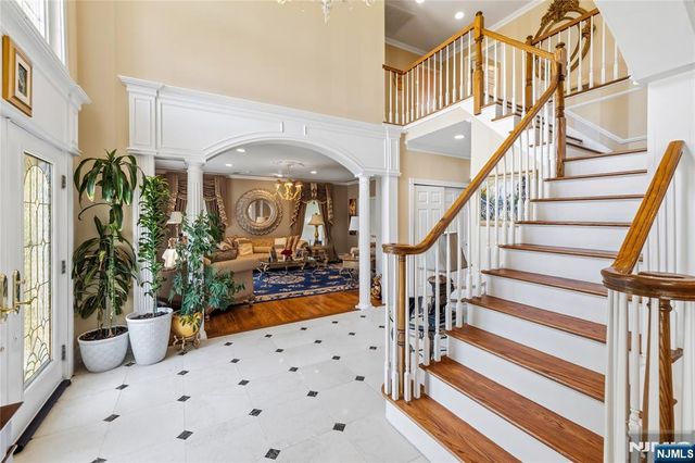 525 Kings Point Trail, Franklin Lakes, NJ 07417