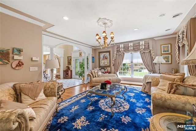525 Kings Point Trail, Franklin Lakes, NJ 07417