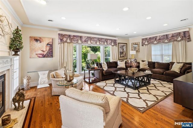 525 Kings Point Trail, Franklin Lakes, NJ 07417