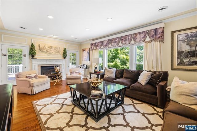 525 Kings Point Trail, Franklin Lakes, NJ 07417