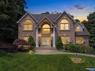 525 Kings Point Trail, Franklin Lakes, NJ 07417