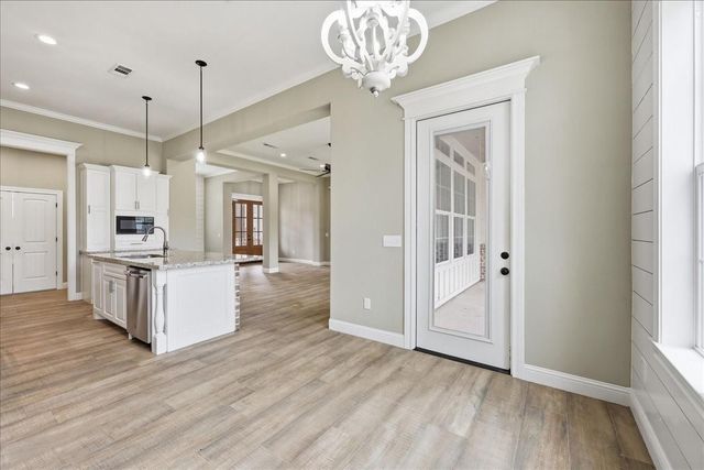 8225 Royal Oaks Dr, Lumberton, TX 77657