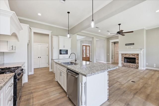 8225 Royal Oaks Dr, Lumberton, TX 77657