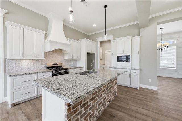 8225 Royal Oaks Dr, Lumberton, TX 77657