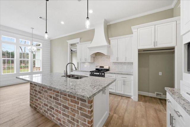 8225 Royal Oaks Dr, Lumberton, TX 77657