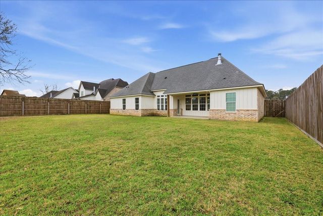 8225 Royal Oaks Dr, Lumberton, TX 77657