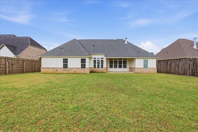 8225 Royal Oaks Dr, Lumberton, TX 77657