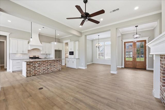 8225 Royal Oaks Dr, Lumberton, TX 77657