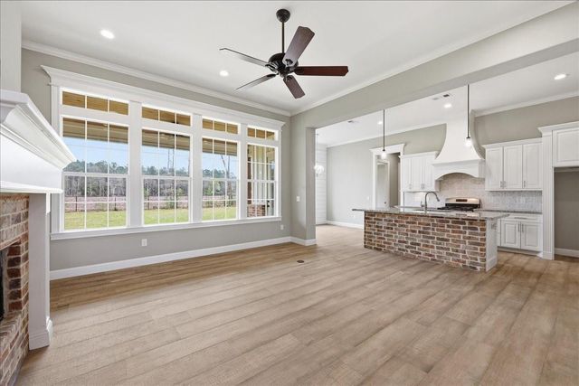 8225 Royal Oaks Dr, Lumberton, TX 77657