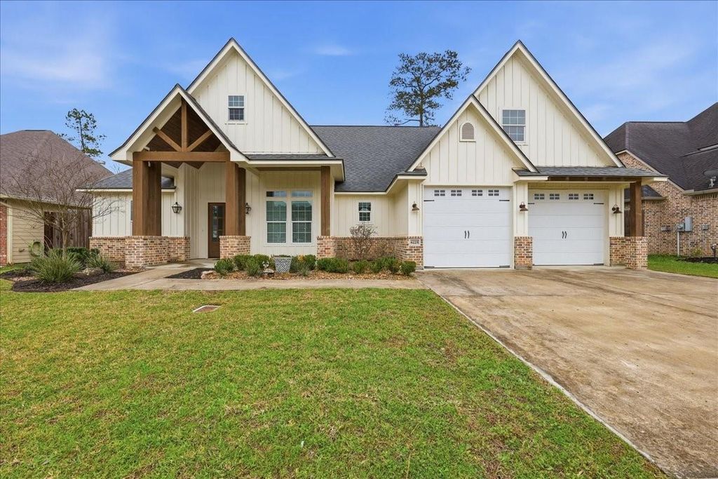 8225 Royal Oaks Dr, Lumberton, TX 77657