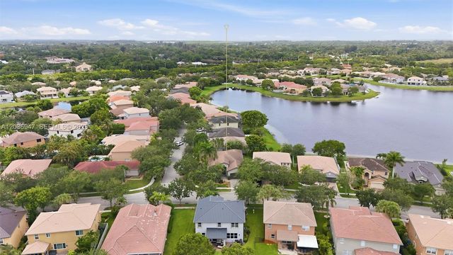 19308 Stonebrook Street, Weston, FL 33332