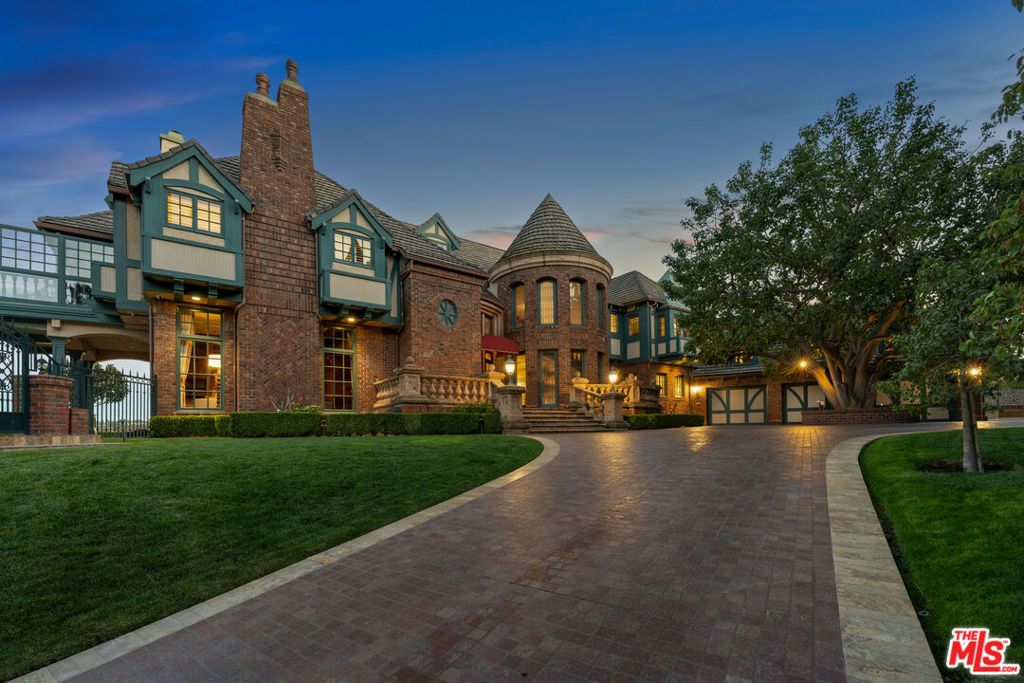 Image 1 of property listing at 19000 Dorlon Drive, Tarzana, CA 91356