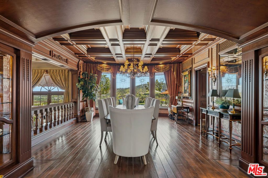 Image 3 of property listing at 19000 Dorlon Drive, Tarzana, CA 91356